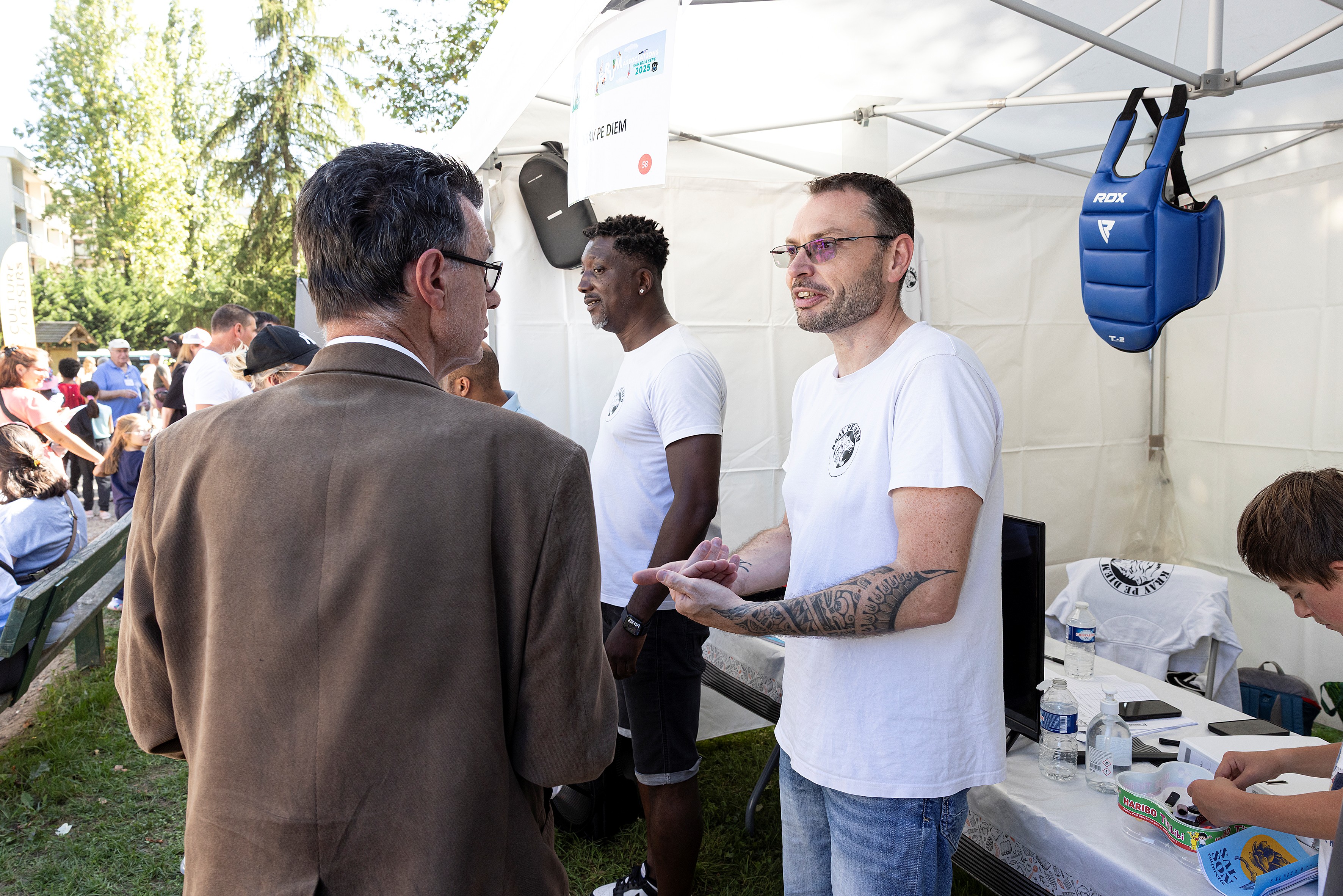 Travail d'impact sur bouclier de frappe